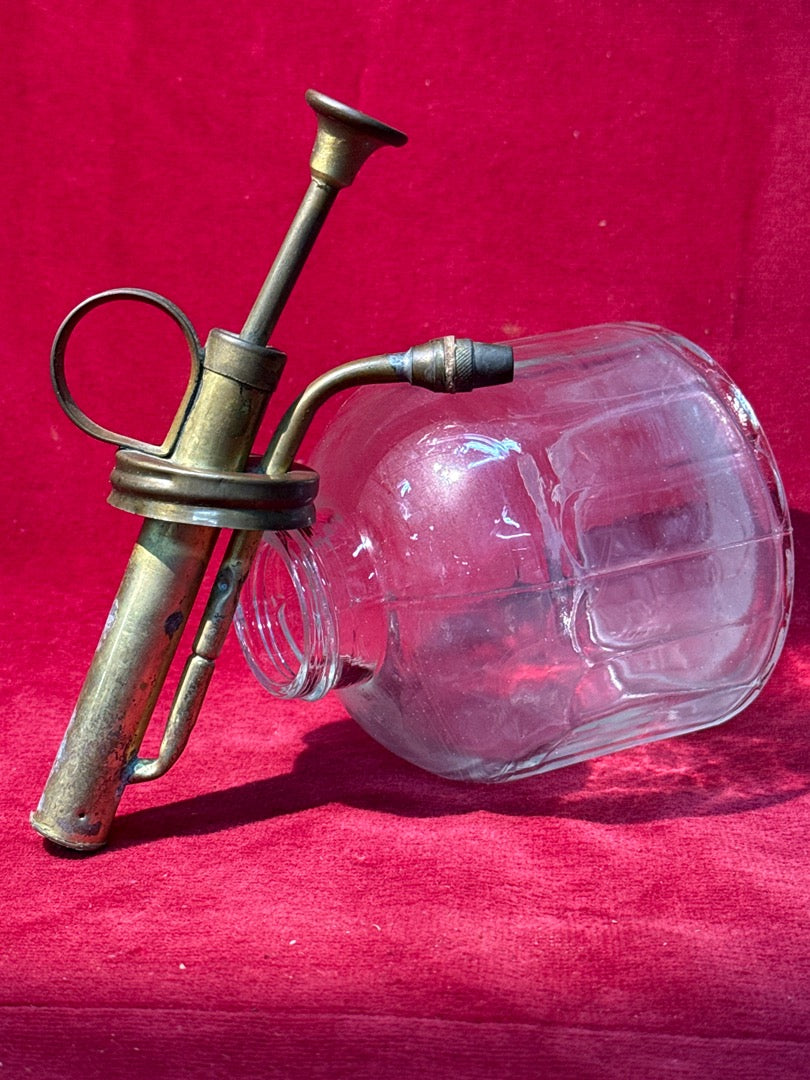 Vieux vaporisateur de plantes en verre et laiton