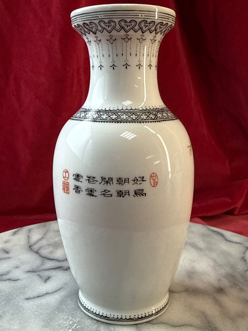 Paire de vases en porcelaine, oiseaux et fleurs polychromes