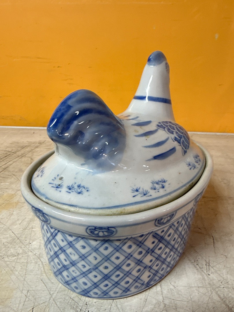 Coquetier – Poule en céramique bleue et blanche