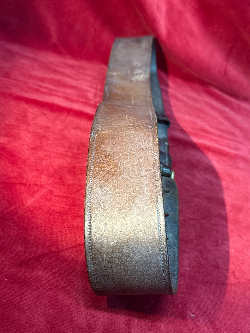 Ceinture militaire ancienne en cuir marron boucle laiton