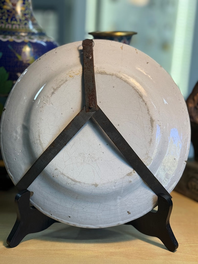 Assiette en faïence – Nevers – Céramique – Dame au parasol