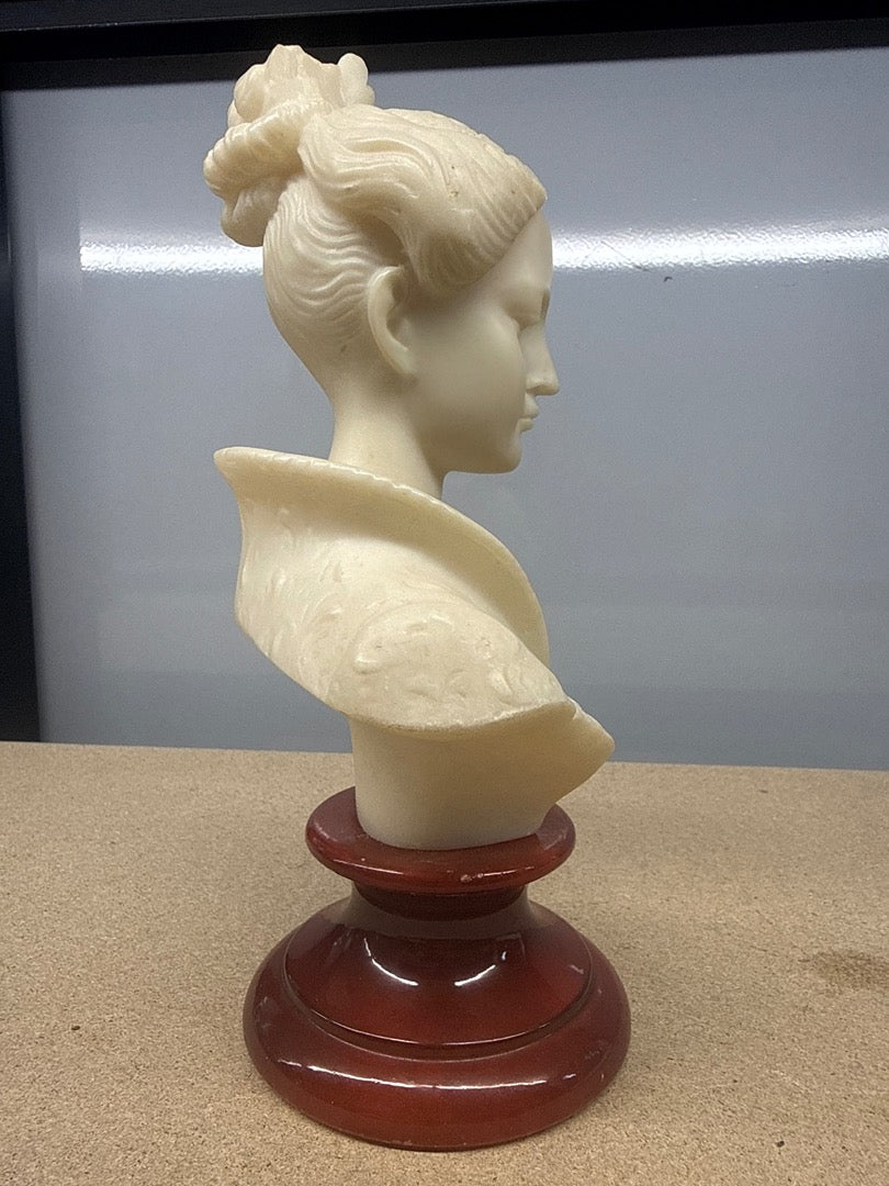 Buste de femme – albâtre ou pierre sculptée – Ornements – Vintage ivoire socle rouge