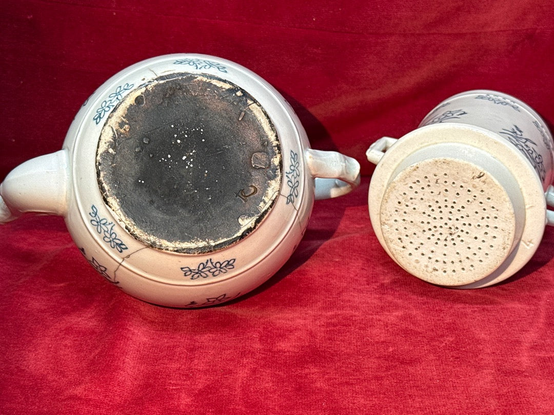 Ancienne cafetiere filtre en ceramique decors bleus