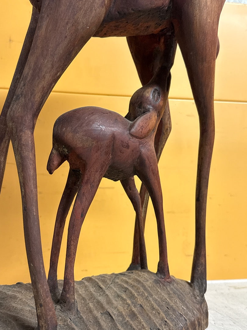 Sculpture – Biche et ses faons en bois sculpté