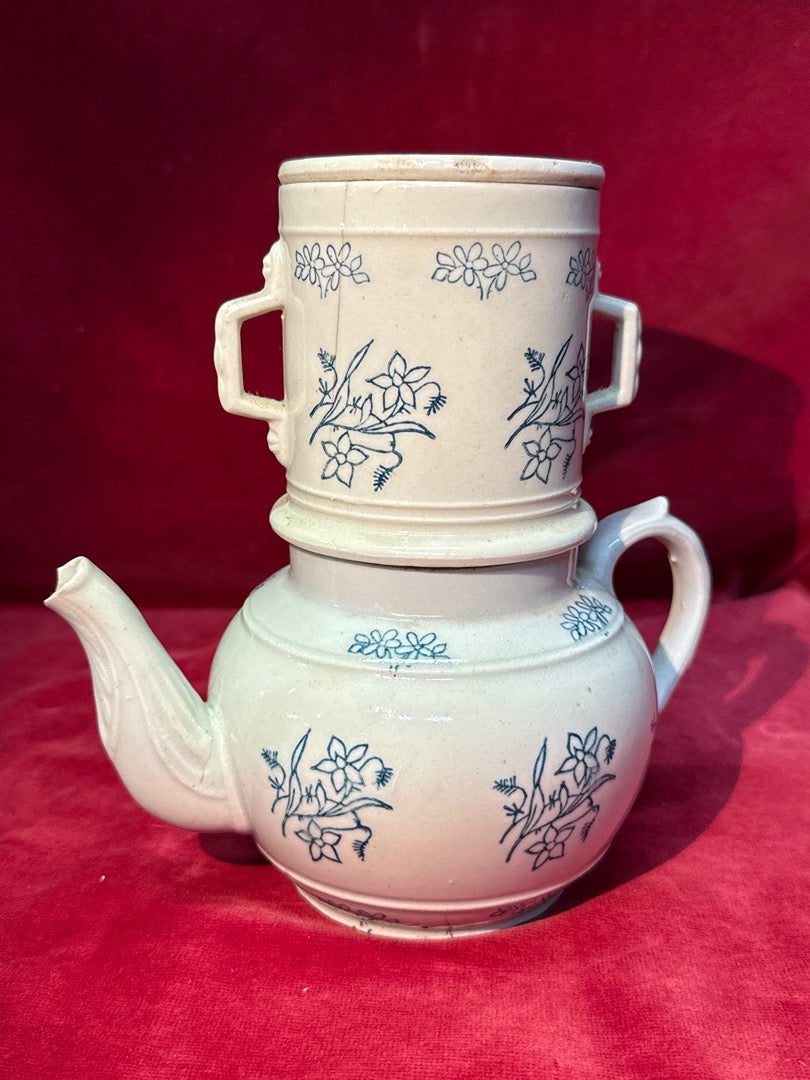 Ancienne cafetiere filtre en ceramique decors bleus