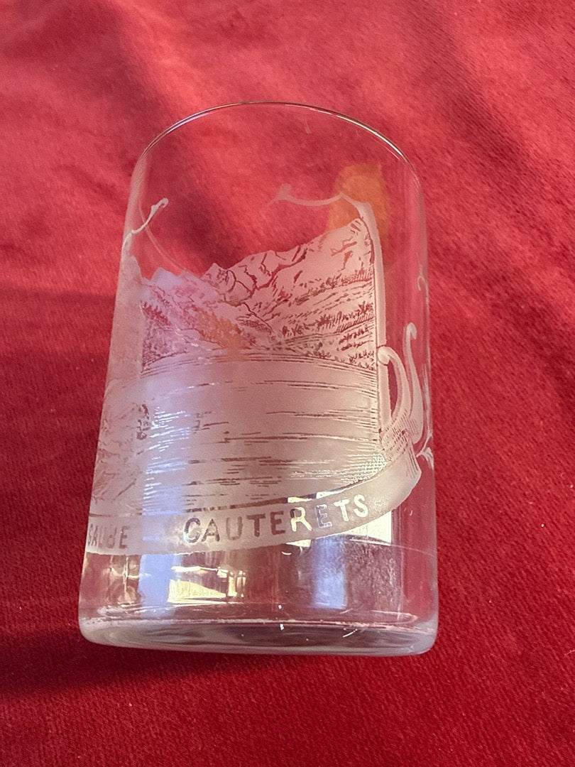 Verre de cure gradué Cauterets, décor gravé du lac de Gaube