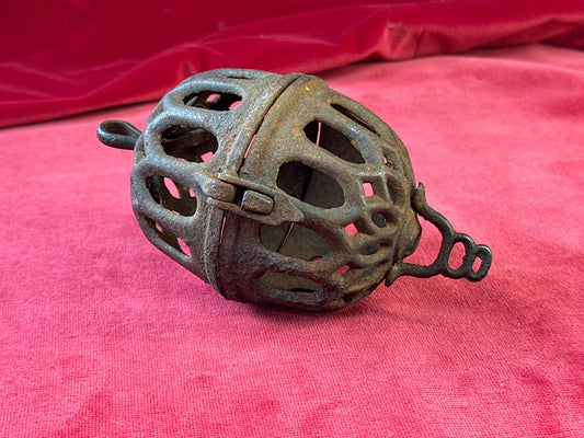 Porte-ficelle ancien en fonte ajourée, boule ouvrante