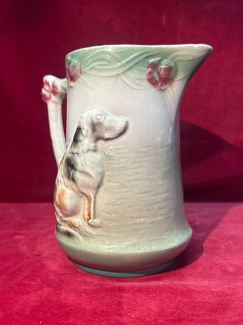 Pichet en céramique barbotine motif chien