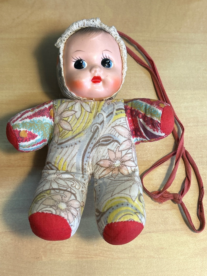 Petite poupée en chiffon Pouet ancienne corps en tissu tête plastique Bella