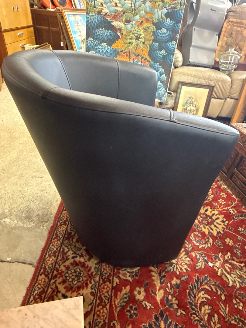 Fauteuil club noir avec repose-pieds – Cuir synthétique