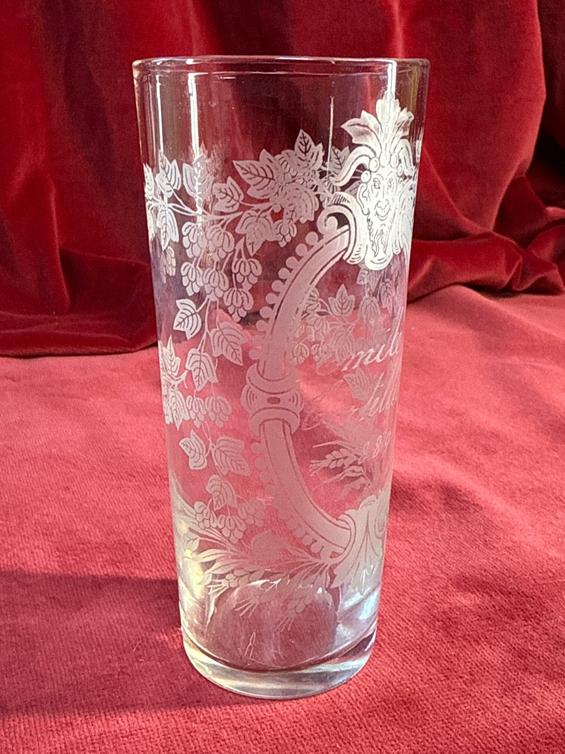 Gobelet en verre gravé « Émile », date 1889 et décor à mascaron