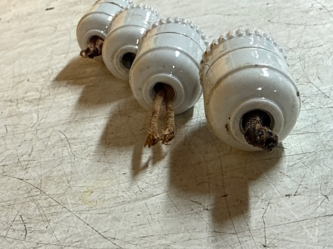 Douilles anciennes – Lot de 4 en céramique