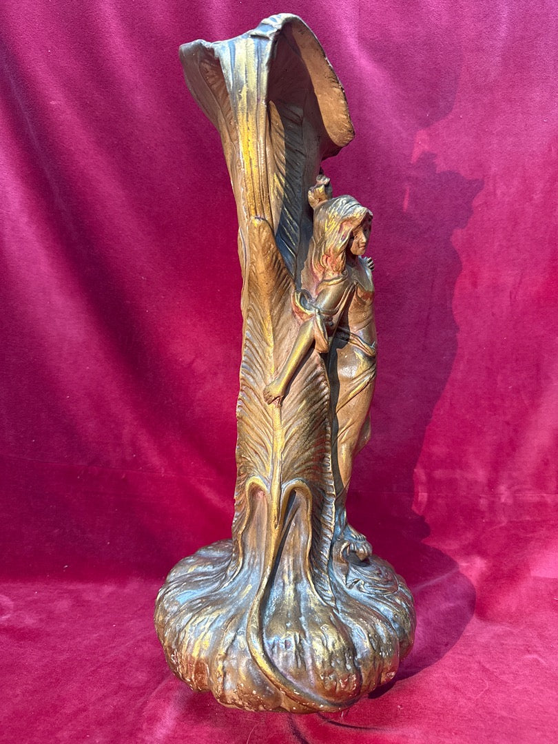 Vase art nouveau femme dorée en plâtre d'après Gustave Van Vaerenbergh