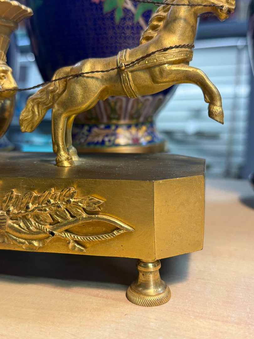 Horloge de table en bronze doré motif Apollon et char