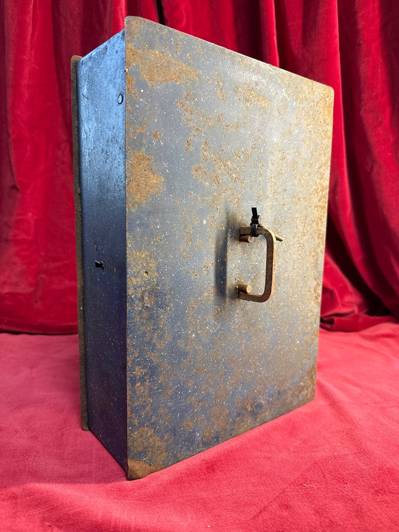 Ancienne boite metallique emaille bleue