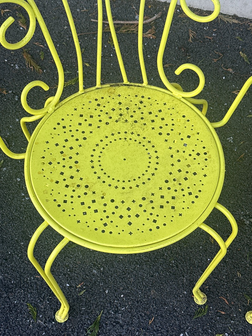 Paire de fauteuils de jardin en fer forgé jaune