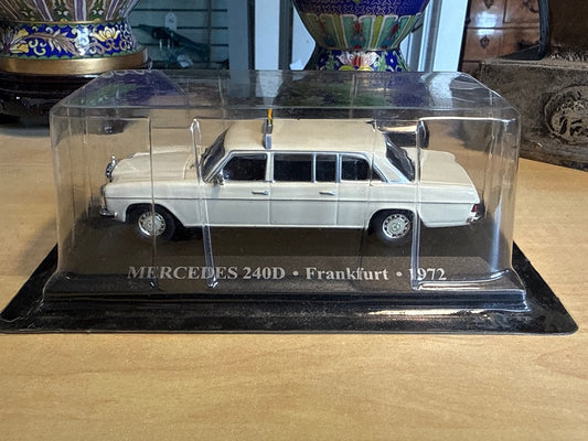 Voiture Mercedes 240d – Mercedes – Miniature – Taxi blanc