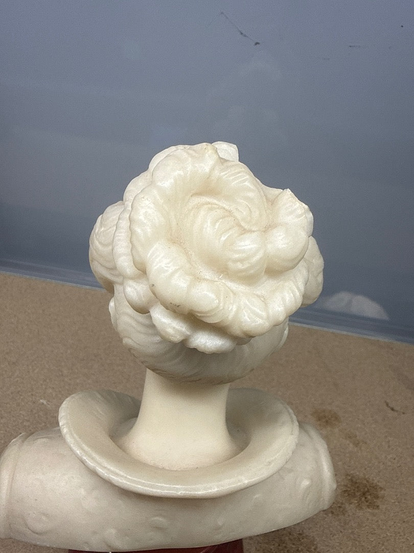 Buste de femme – albâtre ou pierre sculptée – Ornements – Vintage ivoire socle rouge