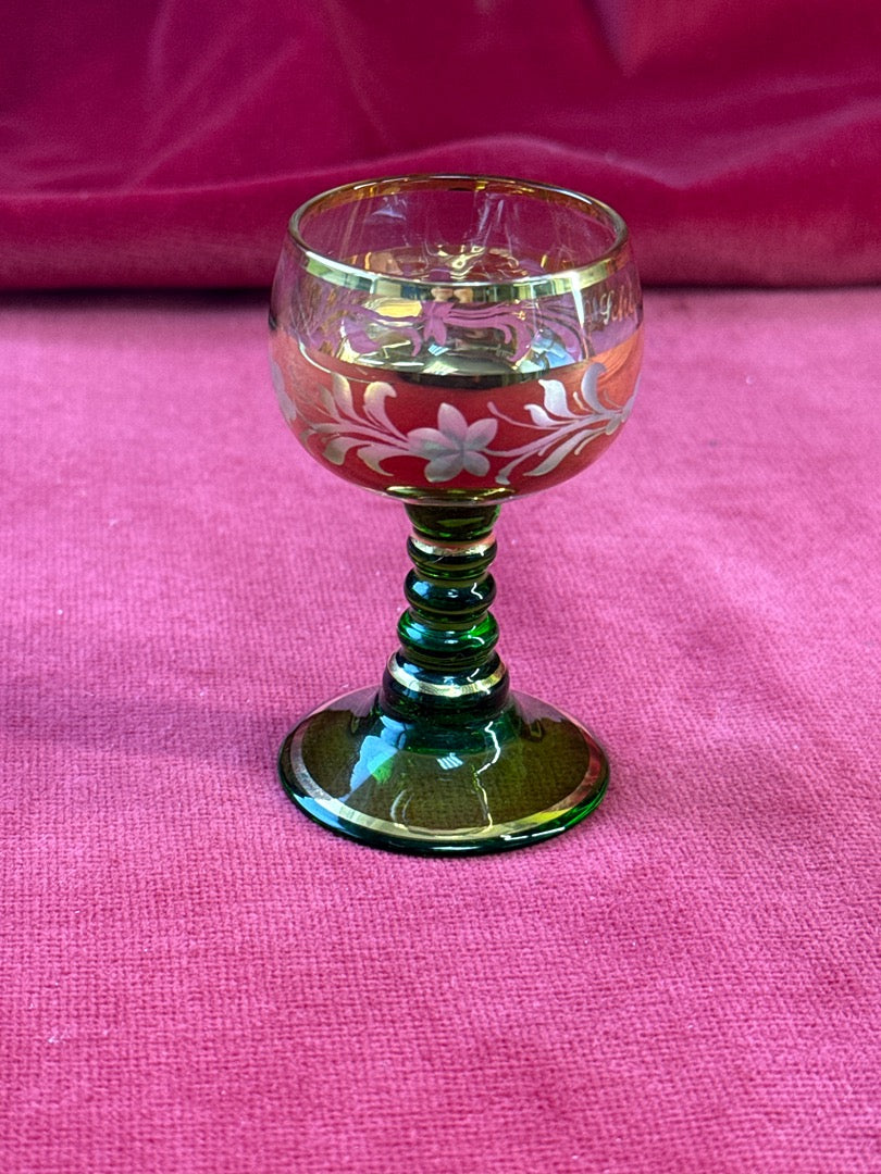 Petit verre à pied vert, décor floral rouge et doré