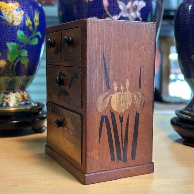 Cabinet Miniature Marqueterie bois Représentant le Mont Fugi