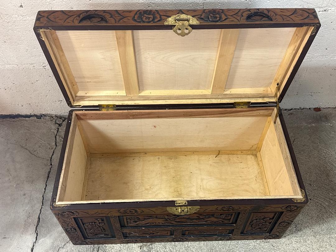 Coffre sculpté – Malle en bois