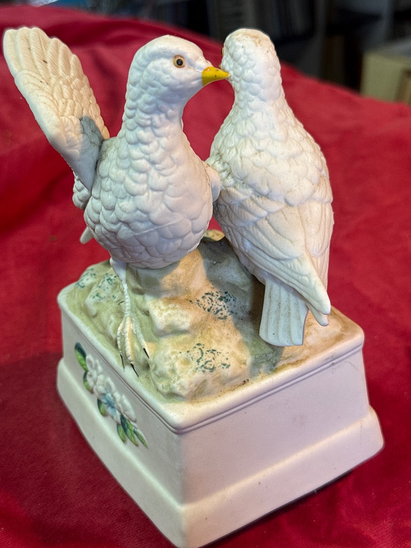 Boîte à musique – Vintage – Bibelot – Colombes en porcelaine