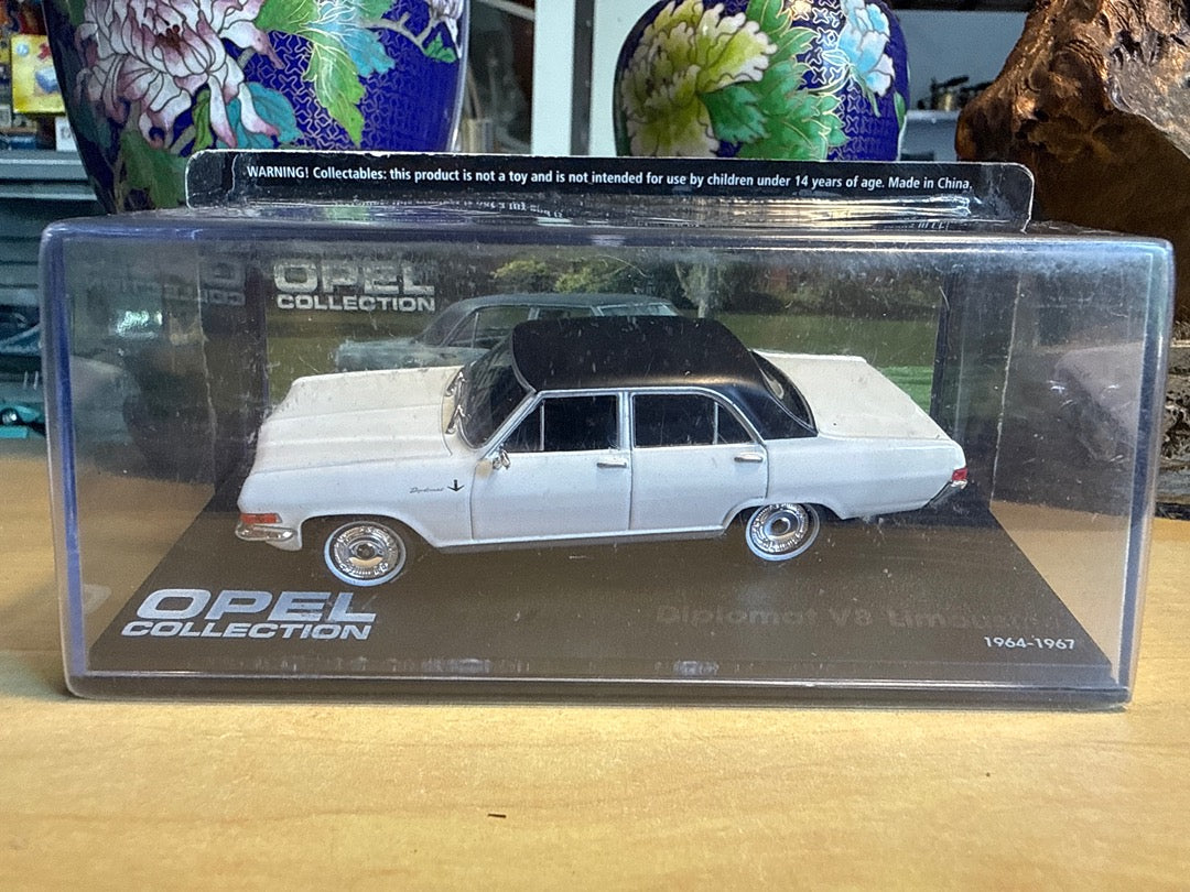 Voiture miniature – Opel Diplomat V8 – Collection – Blanche et noire