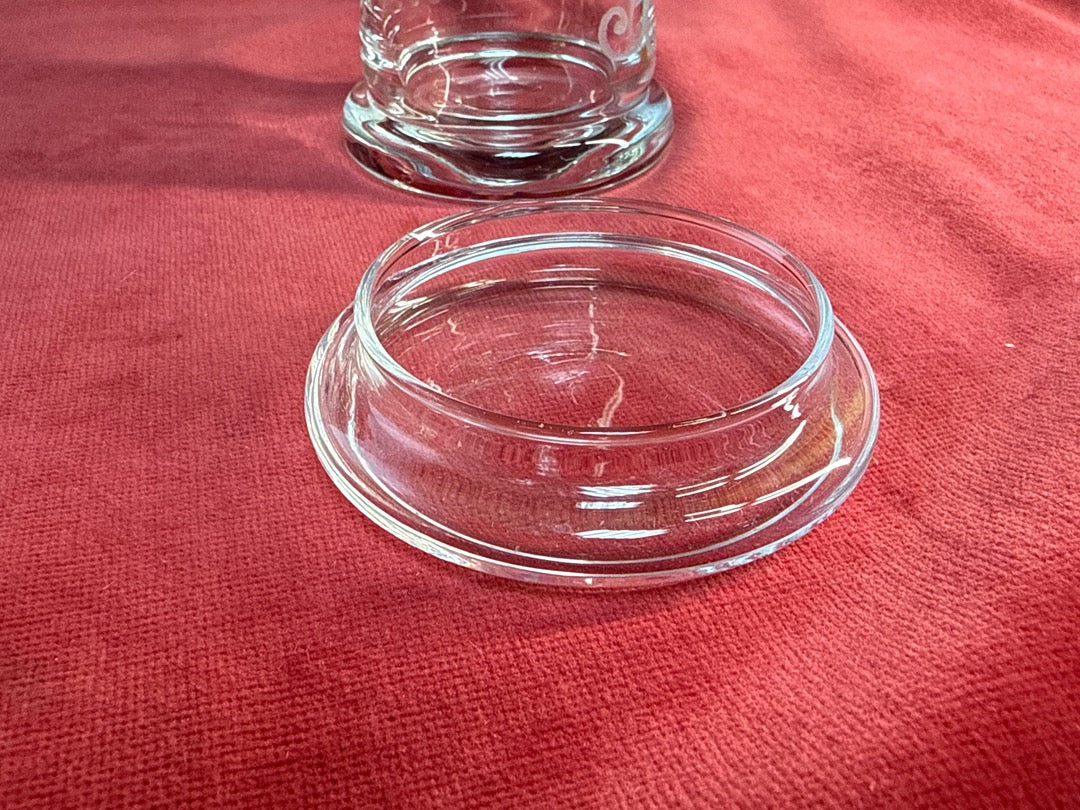 Pot en verre gravé à volutes et feuillages, avec couvercle