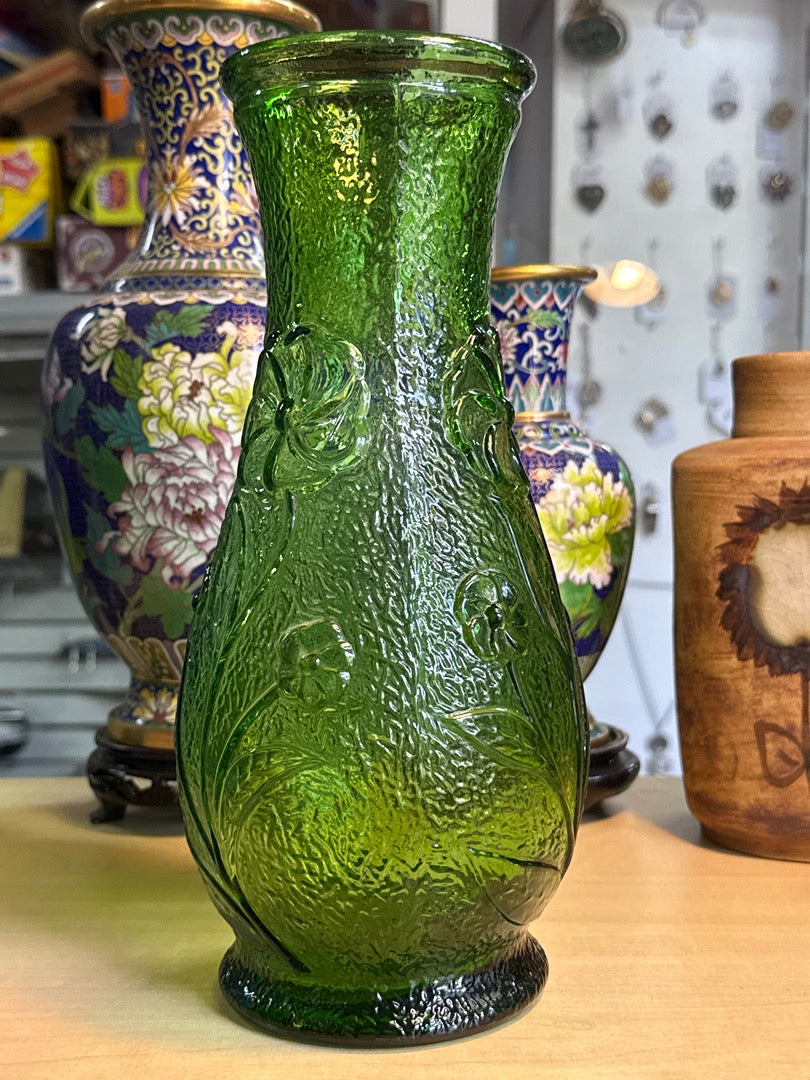 Vase en verre vert – Motif floral