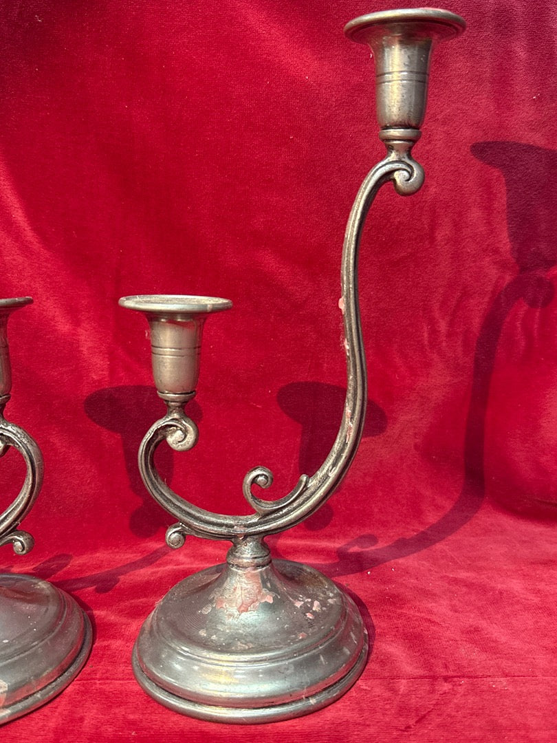 Paire de bougeoirs anciens en étain
