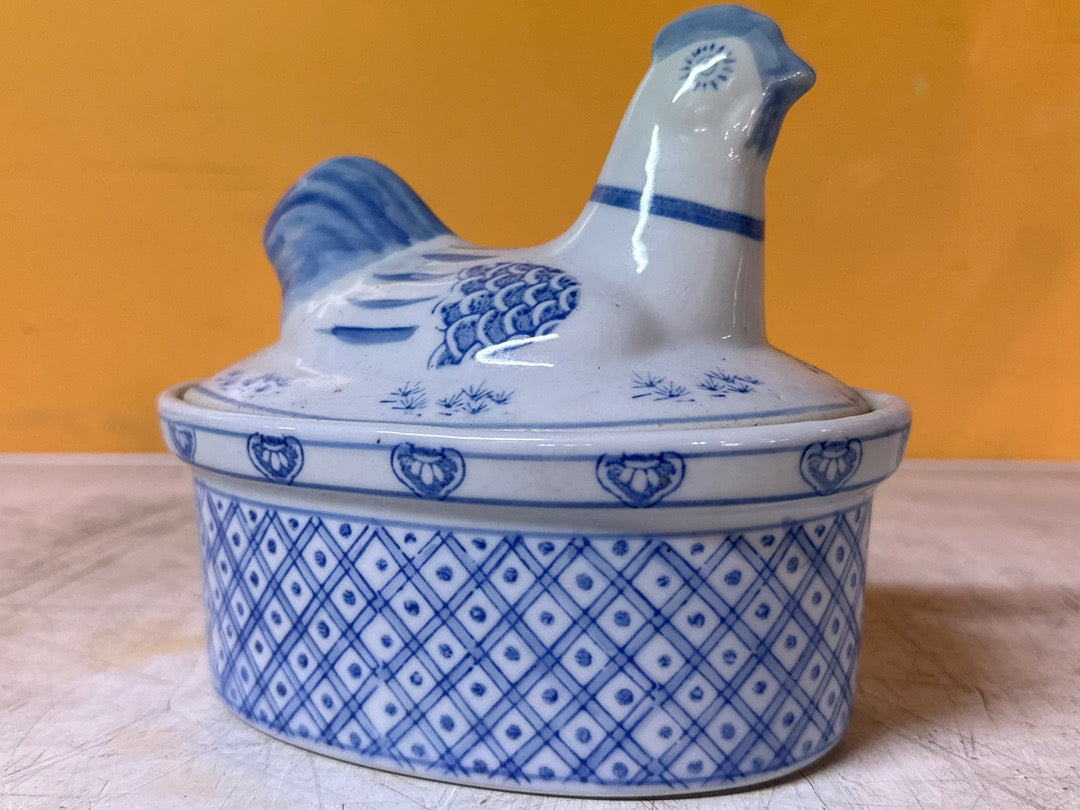 Coquetier – Poule en céramique bleue et blanche