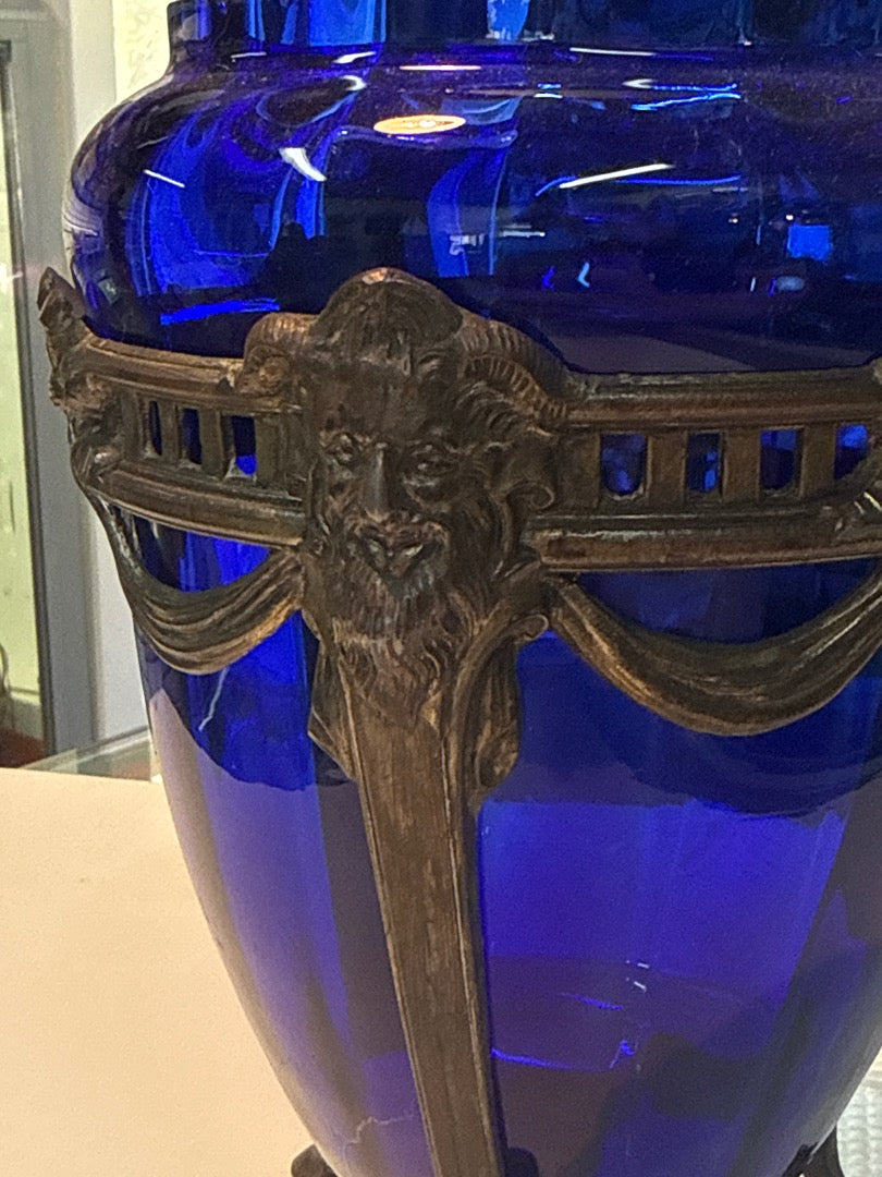 Bonbonnière pot en verre bleu support cocardes diable démon