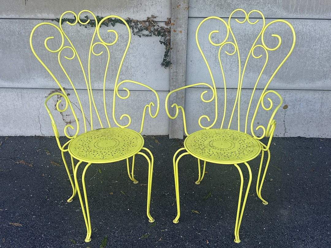 Paire de fauteuils de jardin en fer forgé jaune