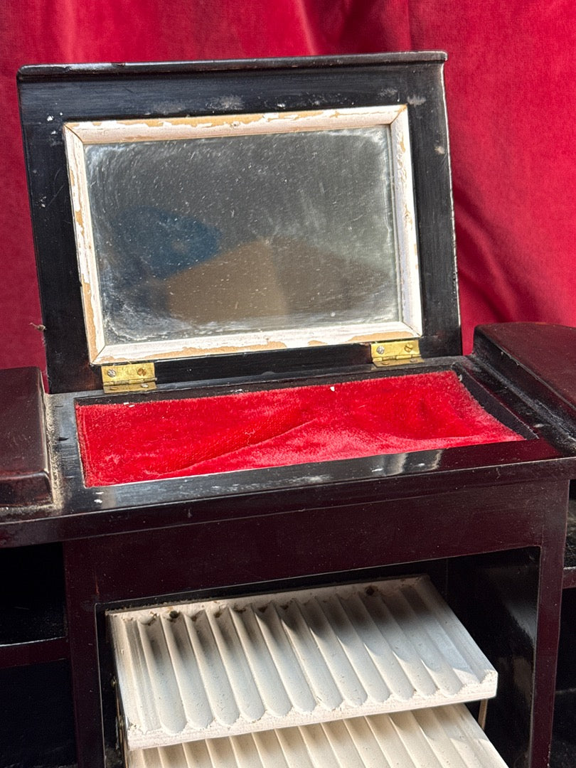 Coffret à cigarettes en bois laqué, décor de palmiers et inscription Hiep Hoa