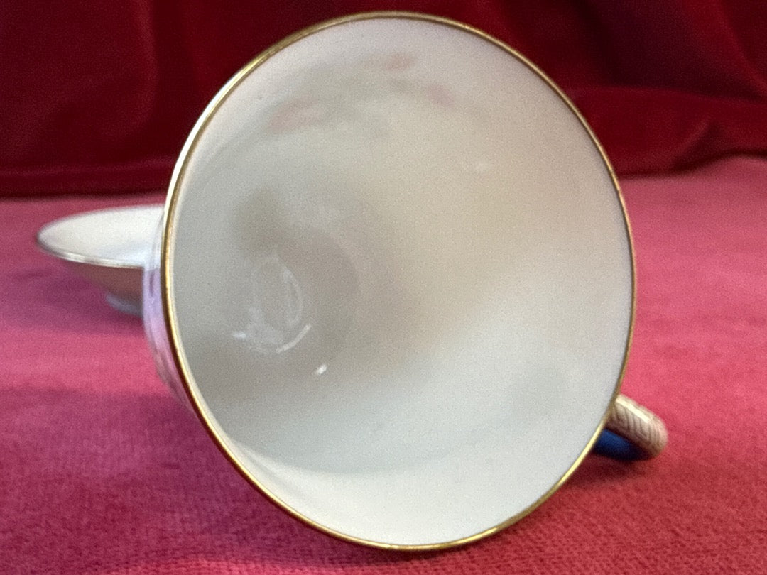 Tasse tripode et soucoupe en porcelaine, fleurs et monogramme doré