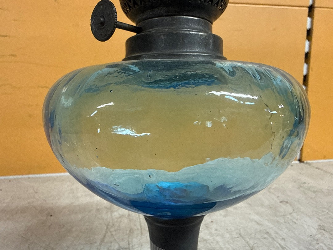 Lampe à pétrole – Ancien modèle en verre bleu et métal
