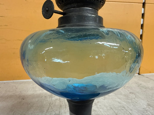 Lampe à pétrole – Ancien modèle en verre bleu et métal