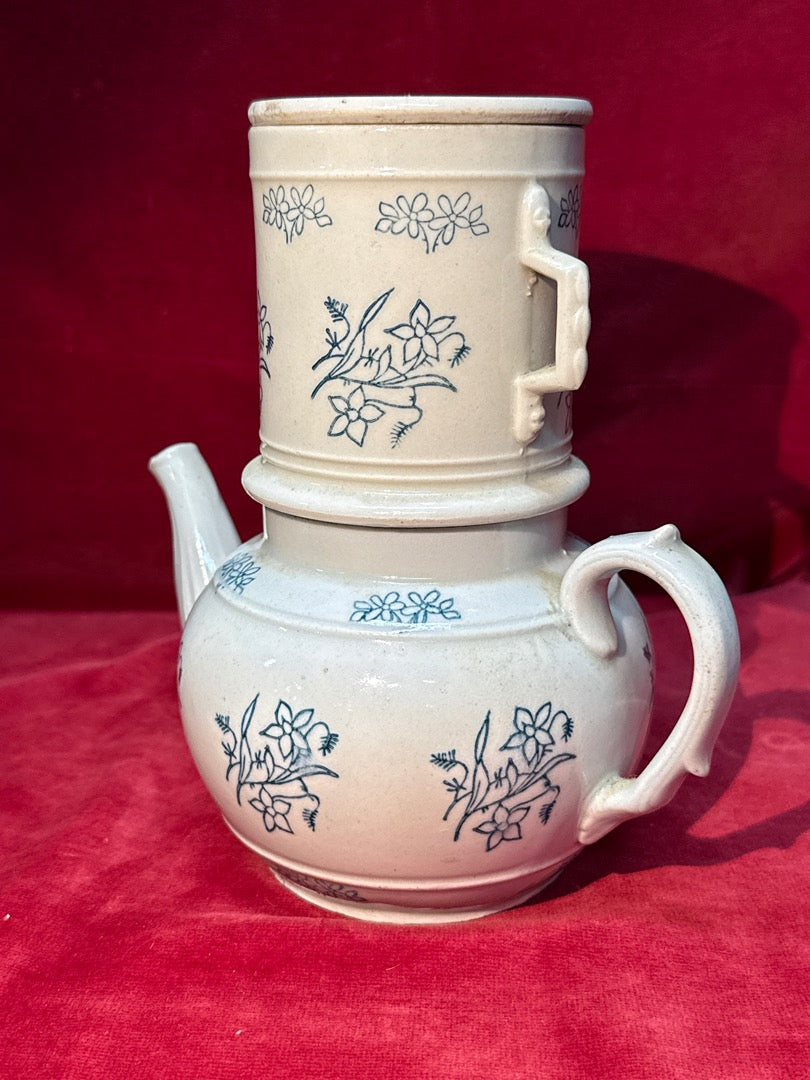 Ancienne cafetiere filtre en ceramique decors bleus