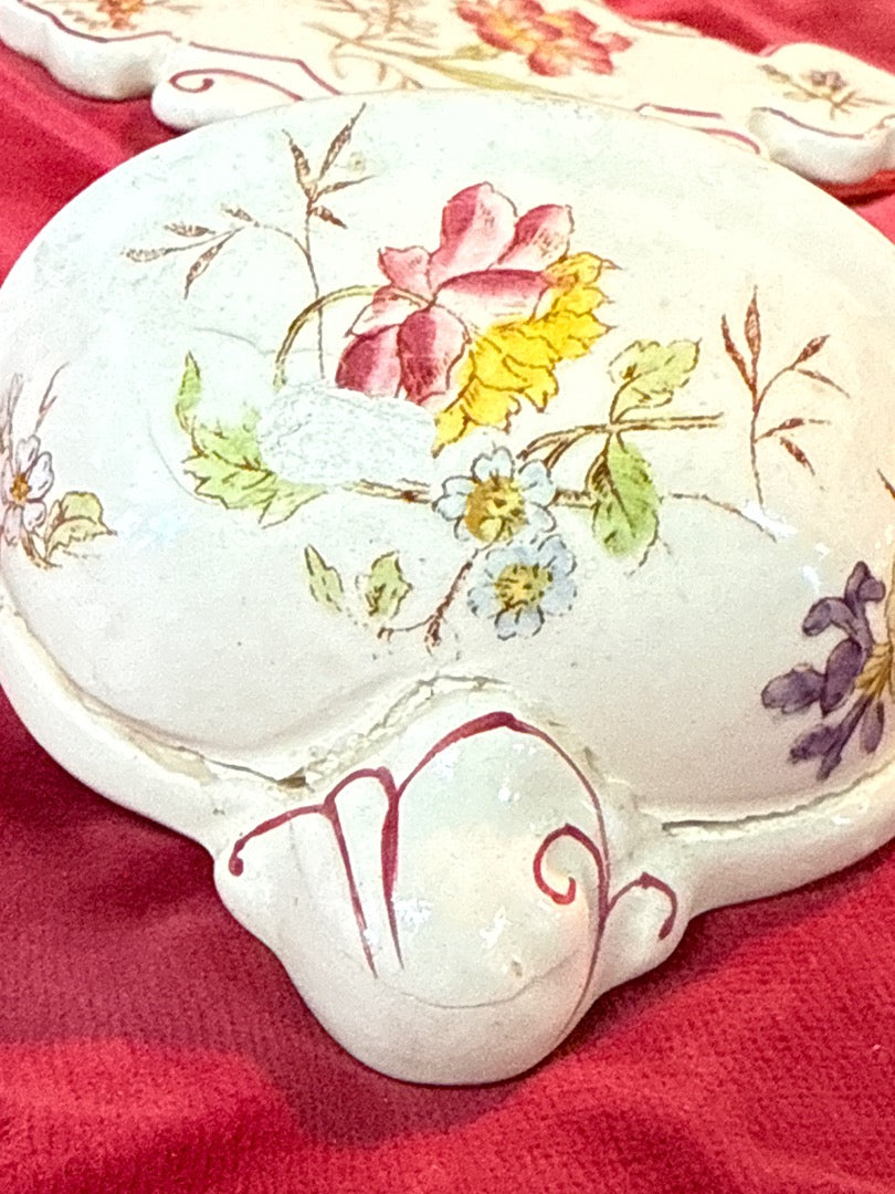 Bénitier d’applique – Céramique – Décor fleuri