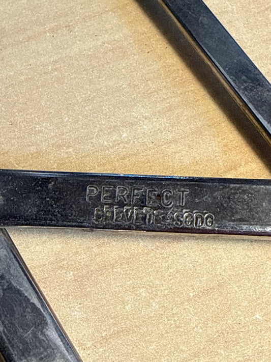 Titre : Tire-bouchon – Perfect – Ustensiles de cuisine – Accordéon vintage en métal