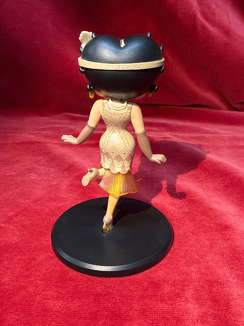 Figurine Betty Boop charleston robe beige socle noir