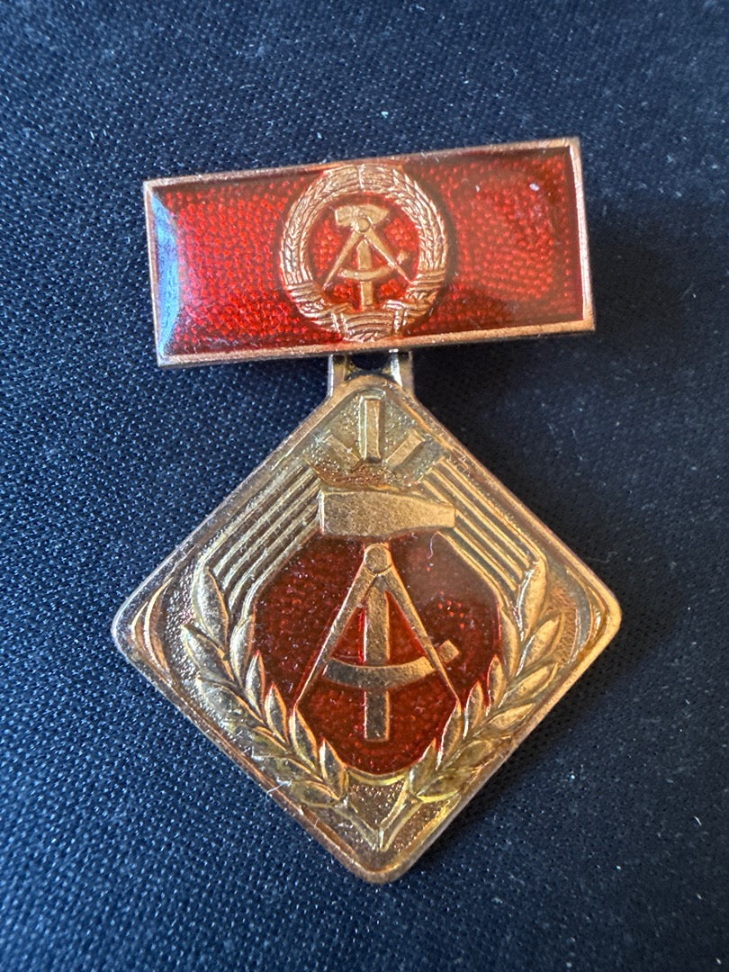 Médaille – Rda – Militaria – Travail Socialiste Est Allemand