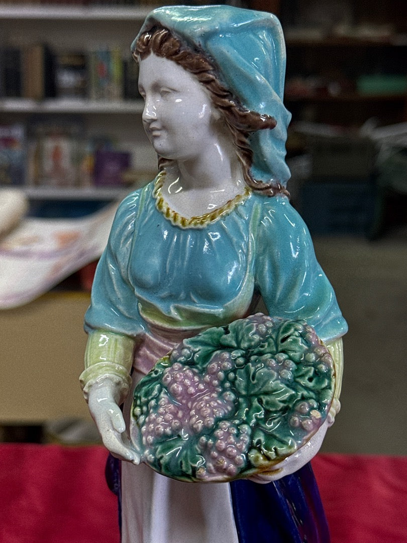 Statue en barbotine – Vintage – Ornement – Femme aux raisins bleue