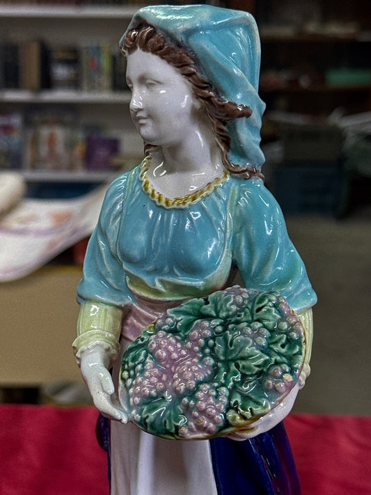 Statue en barbotine – Vintage – Ornement – Femme aux raisins bleue
