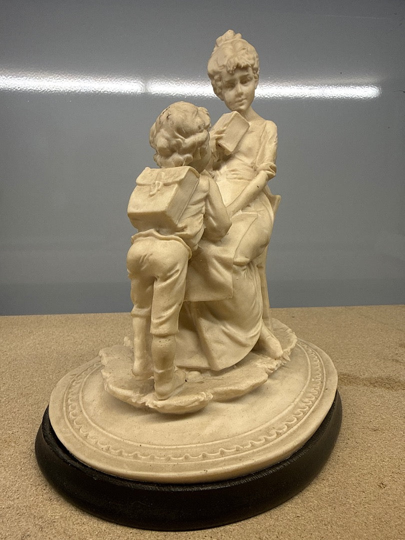 Statuette – Ornements – Femme et enfant lecture vintage