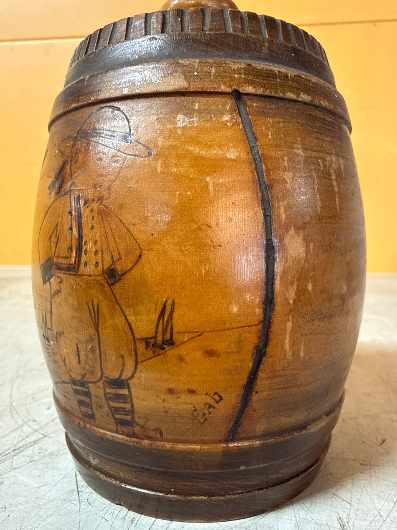 Boîte tonneau vintage – Bois sculpté motif personnage