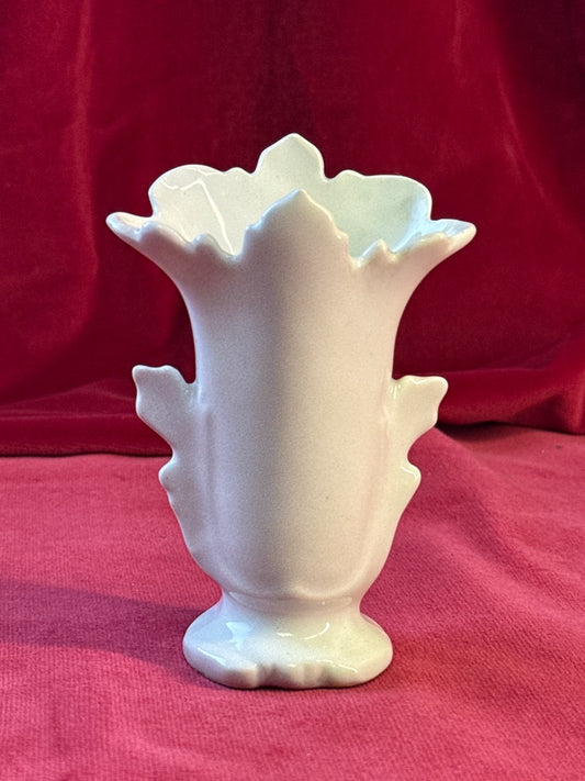Petit vase en céramique blanche, col festonné et feuilles en relief