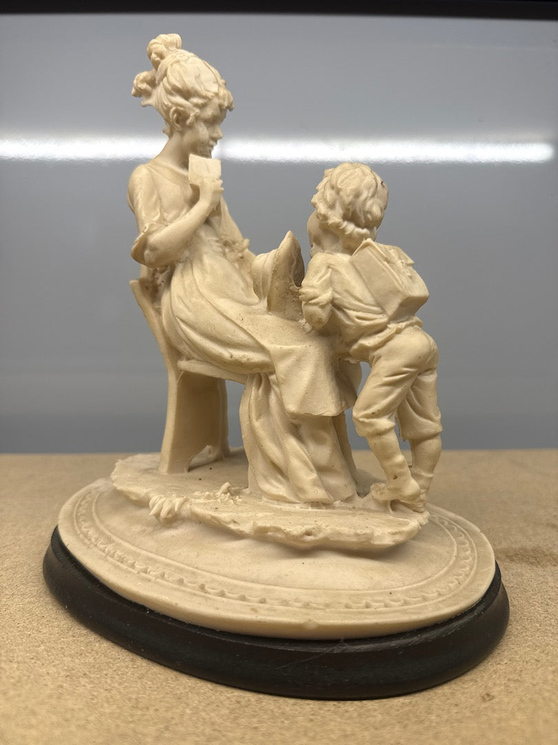 Statuette – Ornements – Femme et enfant lecture vintage