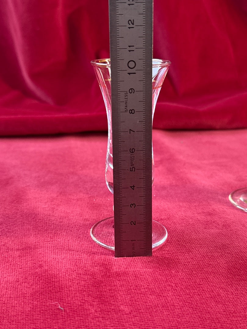 Paire de petits verres à liqueur évasés à filets dorés