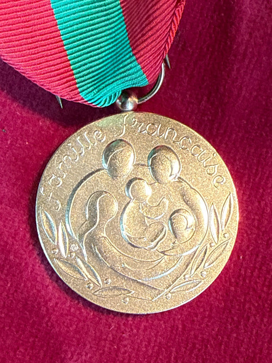 Médaille – Famille Française – Collection – Métal doré et ruban